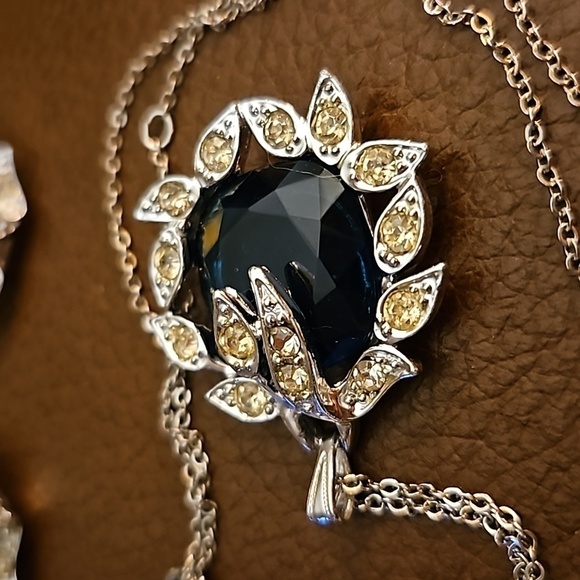 VTG SARAH COVENTRY 1969 Holiday Ice Blue Crystal Colonial Necklace Earrings Set - Picture 4 of 11